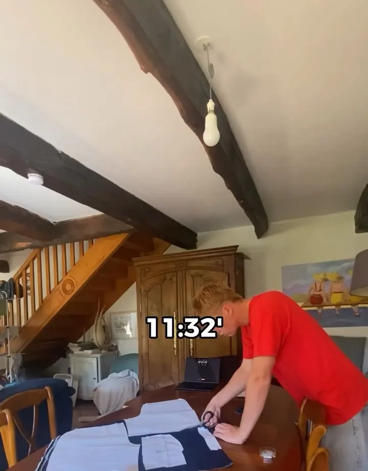 Timothé Chevé coupe les pièces du short Timprod dans le jean sur la table, 11 min 32 au chrono