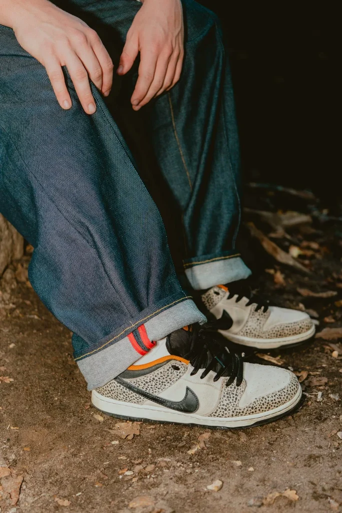 Ourlet retroussé du pantalon baggy 22BB Timprod sur une basket : l’envers clair du denim brut