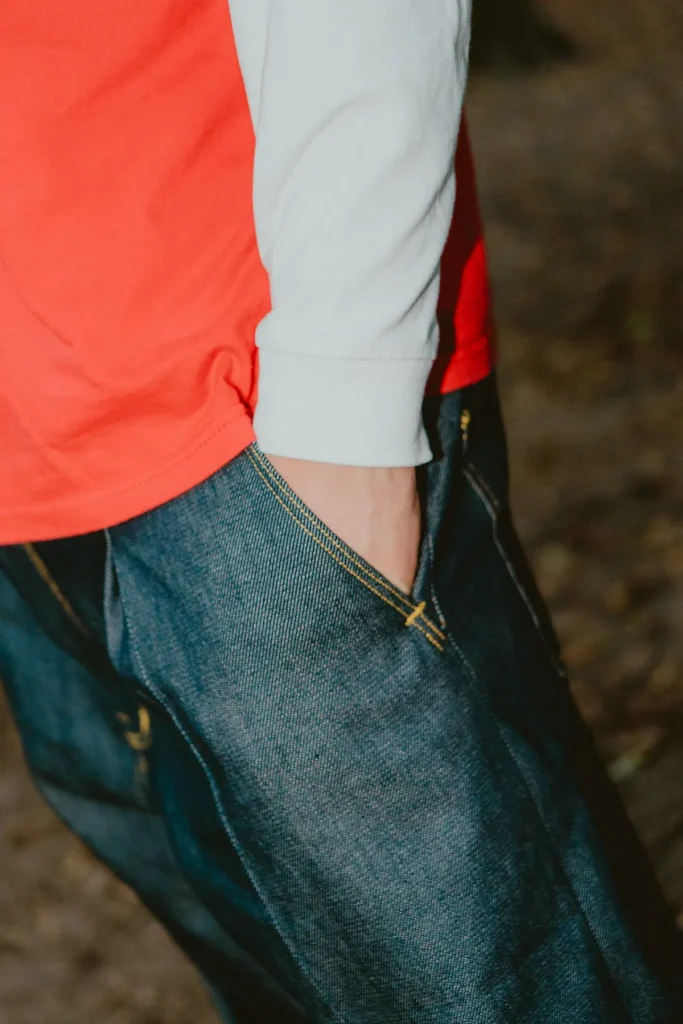 Poche avant en biais du pantalon baggy 22BB Timprod en denim brut, main dans la poche