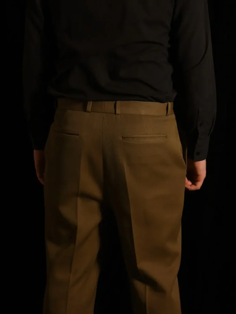 Dos du pantalon de costume sur mesure de Timothé Chevé : ceinture à passants et deux poches passepoilées