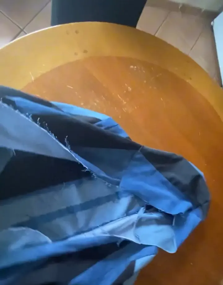 Les deux corps de la veste avant l’assemblage : un en jeans recyclés, un pour la doublure